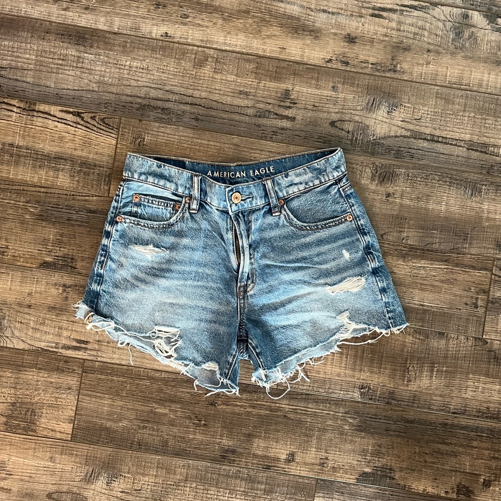 American Eagle women’s 90’s boyfriend short